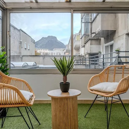 5 Min Walk Gem - 2 Bedrooms - Fiber Wifi - Loggia *