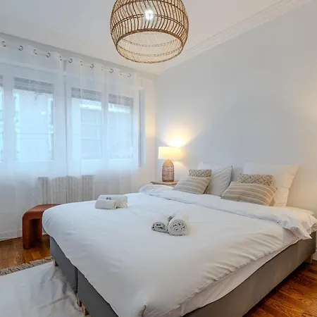 5 Min Walk Gem - 2 Bedrooms - Fiber Wifi - Loggia *