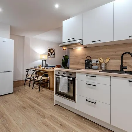Apartman 5 Min Walk Gem - 2 Bedrooms - Fiber Wifi - Loggia *